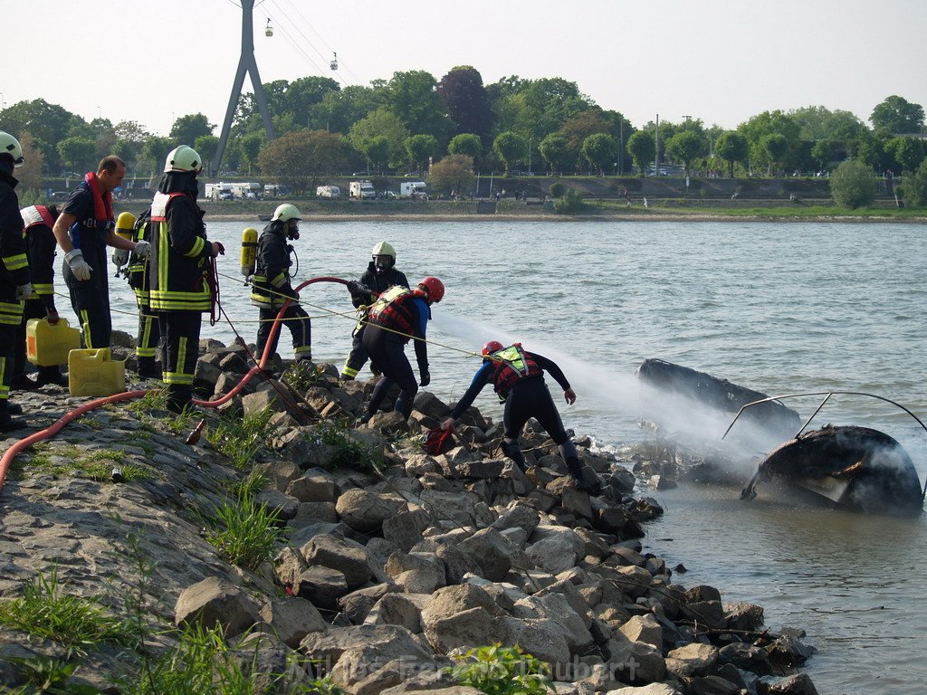 Kleine Yacht abgebrannt Koeln Hoehe Zoobruecke Rheinpark P044.JPG
